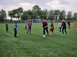 Laatste training S.K.N.W.K. JO11-1JM (partijtje tegen de ouders) van maandag 27 mei 2024 (11/137)